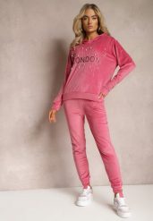 Różowy Dresowy Komplet z Weluru Klasyczne Spodnie i Bluza Ozdobiona Napisem z Brokatem Nerissali. Czerwone bluzy damskie Renee, m, z aplikacjami, z dresówki, bez kaptura. Za 69.99 zł.