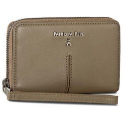Duży Portfel Damski PATRIZIA PEPE - 2V4643/A483R-S439 Uniform Gray. Brązowe portfele damskie Patrizia Pepe, ze skóry. W wyprzedaży za 379.00 zł.