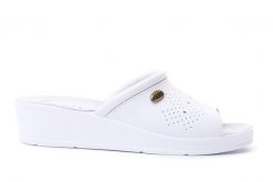 SANITAL FLEX 698/I white, klapki damskie. Białe klapki damskie Sanital-Flex, bez wzorów, ze skóry, bez obcasa. Za 114.90 zł.