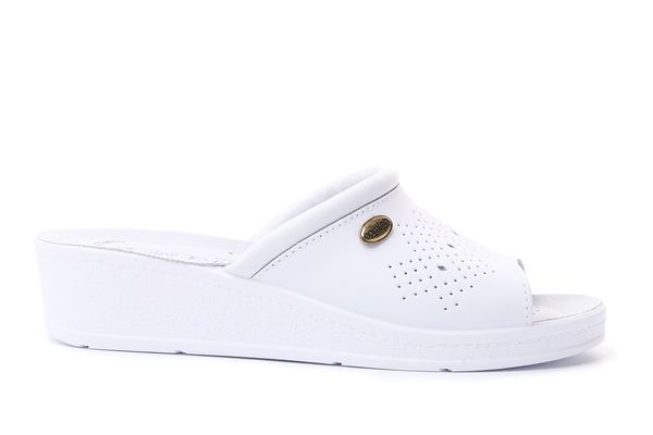 SANITAL FLEX 698/I white, klapki damskie. Białe klapki damskie Sanital-Flex, bez wzorów, ze skóry, bez obcasa. Za 101.92 zł.