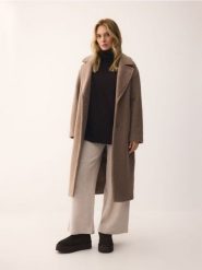 Płaszcz z tkaniny boucle - brązowy. Brązowe płaszcze damskie Reserved, l, bez wzorów, z tkaniny, bez kaptura. Za 279.99 zł.