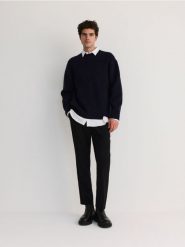 Strukturalny sweter - granatowy. Niebieskie swetry przez głowę męskie Reserved, l, bez wzorów, z dzianiny, bez kołnierzyka. W wyprzedaży za 49.99 zł.
