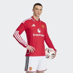 Koszulka podstawowa z długim rękawem Manchester United 26/27 Authentic. Czerwone bluzki z długim rękawem męskie Adidas, m, bez wzorów, z dzianiny, klasyczne, bez kołnierzyka. Za 699.00 zł.