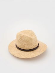 Pleciony kapelusz panama - beżowy. Brązowe czapki i kapelusze damskie Reserved, bez wzorów. W wyprzedaży za 49.99 zł.