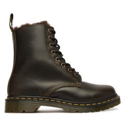 Trzewiki Dr. Martens. Brązowe botki damskie Dr. Martens, bez obcasa, na płaskiej podeszwie, bez zapięcia. Za 989.99 zł.