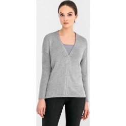 Kardigan w kolorze srebrnym. Szare kardigany damskie marki Far Far Fashion. W wyprzedaży za 99.95 zł.