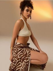 Wiskozowa kopertowa spódnica midi z roślinnym wzorem - brązowy. Brązowe spódnice damskie Sinsay, l, bez wzorów, z wiskozy, midi, kopertowe. Za 29.99 zł.