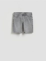 Jeansowe szorty slim fit - jasnoszary. Szare szorty męskie Reserved, bez wzorów, z denimu. Za 119.99 zł.