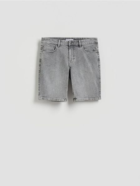 Jeansowe szorty slim fit - jasnoszary. Szare szorty męskie Reserved, bez wzorów, z denimu. Za 119.99 zł.