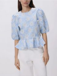 Bluzka z haftem - jasnoniebieski. Niebieskie bluzki damskie Reserved, l, bez wzorów, z bawełny, klasyczne, bez kołnierzyka, bez ramiączek. Za 129.99 zł.