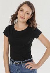 Czarny T-shirt Himenara. Czarne bluzki damskie Born2be, s, bez wzorów, z dzianiny, bez kołnierzyka. Za 29.99 zł.