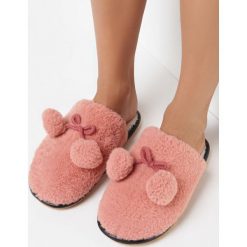 Różowe Kapcie Futerkowe z Pomponami Churchill. Czerwone kapcie damskie Born2be, bez wzorów, z okrągłym noskiem. Za 34.99 zł.