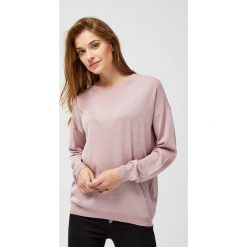 SWETER Z NITKĄ METALIC. Swetry damskie MOODO, xs, bez wzorów, bez kołnierzyka, bez ramiączek, bez kaptura. Za 49.99 zł.
