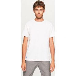 Gładki t-shirt - Biały. Białe t-shirty męskie Reserved. Za 49.99 zł.