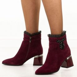 Bordowe zamszowe skórzane botki damskie na słupku DiA 52-127. Czerwone botki damskie DiA, na jesień, z jeansu, eleganckie, bez obcasa, na obcasie, bez zapięcia. Za 499.00 zł.