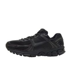Buty do chodzenia dla dorosłych Nike Vomero 5 Triple Black. Czarne obuwie sportowe damskie Nike, bez wzorów, trekkingowe. Za 689.00 zł.