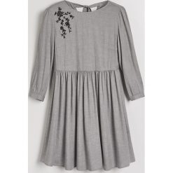 Sukienka z haftowanymi kwiatami Little Princess - Jasny szar. Szare sukienki damskie Mohito, z haftami. Za 129.99 zł.