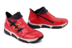 RIEKER 45983-33 red, botki damskie. Czerwone botki damskie Rieker, bez obcasa, bez zapięcia. Za 297.42 zł.