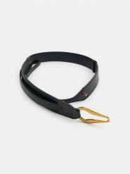 Pasek taliowy z ozdobną złotą klamrą - czarny. Czarne paski damskie Sinsay, bez wzorów. Za 29.99 zł.
