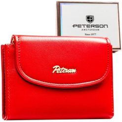 Poziomy, czerwony i gładki portfel damski ze skóry ekologicznej zamykany zatrzaskiem magnetycznym - Peterson. Czerwone portfele damskie Peterson, bez wzorów, ze skóry ekologicznej. Za 89.99 zł.