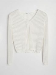 Bawełniany ażurowy sweter z kwiatkiem 3D - kremowy. Białe swetry damskie Sinsay, l, w ażurowe wzory, z bawełny, bez kołnierzyka, bez ramiączek, bez kaptura. Za 49.99 zł.