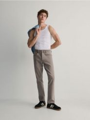 Jeansy regular - beżowy. Brązowe jeansy męskie Reserved. W wyprzedaży za 49.99 zł.