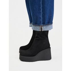 Botki DeeZee. Czarne botki damskie DeeZee, bez obcasa, na koturnie, bez zapięcia. Za 199.99 zł.