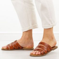 Brązowe klapki damskie Potocki 30304. Brązowe klapki damskie POTOCKI, bez wzorów, z jeansu, casualowe, bez obcasa, na płaskiej podeszwie. Za 129.00 zł.