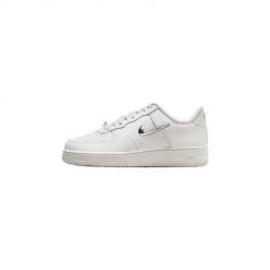 Buty do chodzenia damskie Nike Air Force 1 '07. Białe obuwie sportowe damskie Nike, bez wzorów, z materiału, trekkingowe, Nike Air Force. Za 586.00 zł.