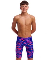 Spodenki FUNKY TRUNKS Warped Waves - jammery chłopięce. Fioletowe kąpielówki dla chłopców FUNKY TRUNKS, bez wzorów, z elastanu. Za 199.00 zł.