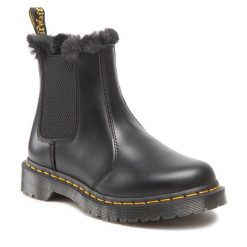 Sztyblety Dr. Martens. Czarne botki damskie Dr. Martens, bez obcasa, na płaskiej podeszwie, bez zapięcia. Za 989.99 zł.
