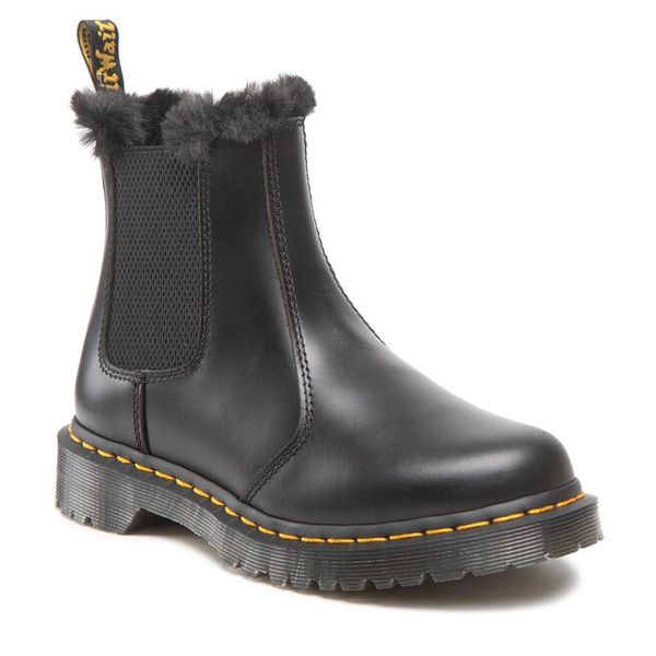 Sztyblety Dr. Martens. Czarne botki damskie Dr. Martens, bez obcasa, na płaskiej podeszwie, bez zapięcia. Za 989.99 zł.