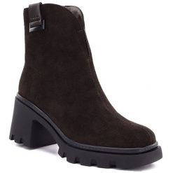 Skórzane botki damskie na obcasie zamsz ciemny brąz T.Sokolski Z26-428. Botki damskie T.Sokolski, z nubiku, bez obcasa, na obcasie, bez zapięcia. Za 239.99 zł.