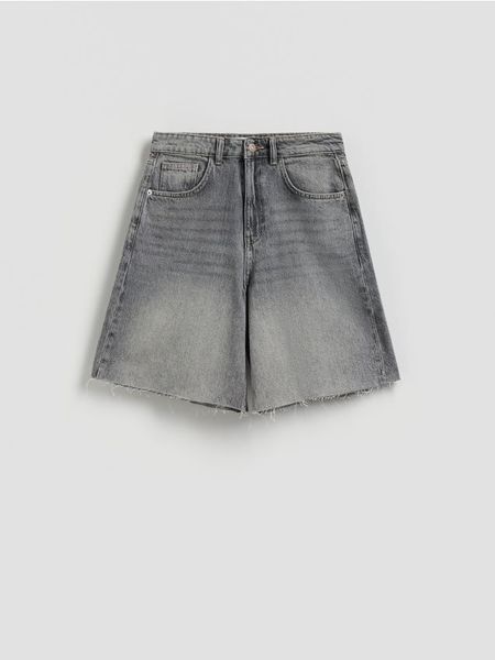 Jeansowe szorty - szary. Szare szorty damskie Reserved, bez wzorów, z bawełny. W wyprzedaży za 65.99 zł.