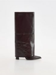 Skórzane kozaki z podwójną cholewką - mahoniowy. Brązowe kozaki damskie Reserved, ze skóry, przed kolano, bez obcasa, na obcasie. W wyprzedaży za 399.99 zł.