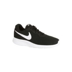 Buty męskie do szybkiego marszu Tanjun w kolorze czarno-białym. Buty sportowe męskie marki Nike. W wyprzedaży za 179.99 zł.