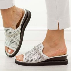 Białe skórzane klapki damskie na koturnie M.Daszyński 2267-14. Białe klapki damskie M.Daszyński, bez wzorów, ze skóry, casualowe, bez obcasa, na koturnie. Za 199.00 zł.