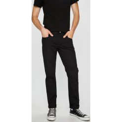 Armani Exchange - Spodnie. Czarne spodnie materiałowe męskie Armani Exchange, bez wzorów, z bawełny, casualowe. W wyprzedaży za 299.90 zł.