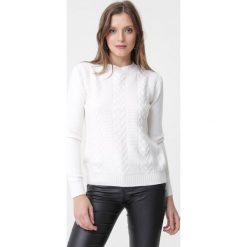 Kremowy Sweter Evolutive. Białe swetry damskie Born2be, l, bez wzorów, z jeansu, klasyczne, bez kołnierzyka, bez ramiączek, długie, bez kaptura. Za 59.99 zł.