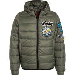 Replay Kurtka zimowa sage green. Kurtki i płaszcze dla chłopców Replay, na zimę, z materiału. W wyprzedaży za 503.20 zł.