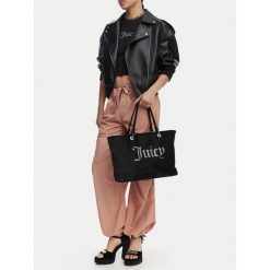 Torebka Juicy Couture. Czarne torebki do ręki damskie Juicy Couture, bez wzorów, bez dodatków. Za 239.99 zł.