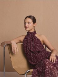 Sukienka z dekoltem halter - wielobarwny. Sukienki damskie Reserved, na co dzień, l, bez wzorów, z tkaniny, bez kołnierzyka, bez ramiączek, proste. W wyprzedaży za 139.99 zł.