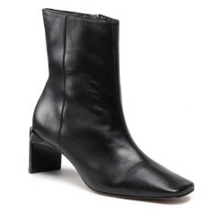 Botki Simple. Czarne botki damskie Simple, bez obcasa, na słupku, bez zapięcia. Za 379.99 zł.