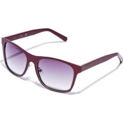 Męskie okulary przeciwsłoneczne w kolorze bordowo-fioletowym. Czerwone okulary przeciwsłoneczne męskie marki Guess. W wyprzedaży za 150.95 zł.
