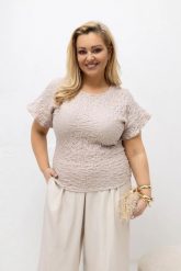 Beżowa bawełniana bluzka damska Renelle z falbankowym rękawem i marszczoną strukturą materiału PLUS SIZE XXL OVERSIZE WIOSNA. Brązowe tuniki damskie Moda Size Plus Iwanek, l, bez wzorów, z bawełny, biznesowe, bez kołnierzyka, plus size, bez ramiączek. Za 169.90 zł.