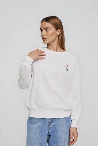 Bluza z haftowanym kwiatem biała. Białe bluzy damskie MOODO, l, bez wzorów, z bawełny, bez kaptura. W wyprzedaży za 69.99 zł.