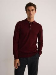 Sweter polo z wełną - bordowy. Czerwone swetry przez głowę męskie Reserved, l, bez wzorów, z dzianiny, bez kołnierzyka. W wyprzedaży za 59.99 zł.