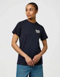 DAMSKA KOSZULKA WRANGLER SIGN OFF TEE DARK NAVY 112370764. Niebieskie t-shirty damskie Wrangler, xs, bez wzorów, bez kołnierzyka. Za 89.99 zł.