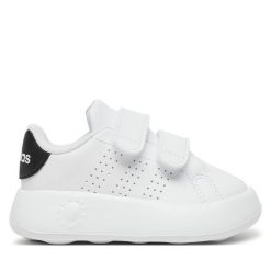 Sneakersy adidas. Białe trampki i tenisówki chłopięce Adidas, bez wzorów, bez zapięcia. Za 129.99 zł.