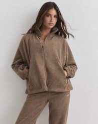 Damska kurtka polarowa na zamek Fleece Zip orzechowa. Brązowe kurtki sportowe damskie Aim'n, l, bez wzorów, z materiału, bez kaptura, trekkingowe. Za 431.00 zł.